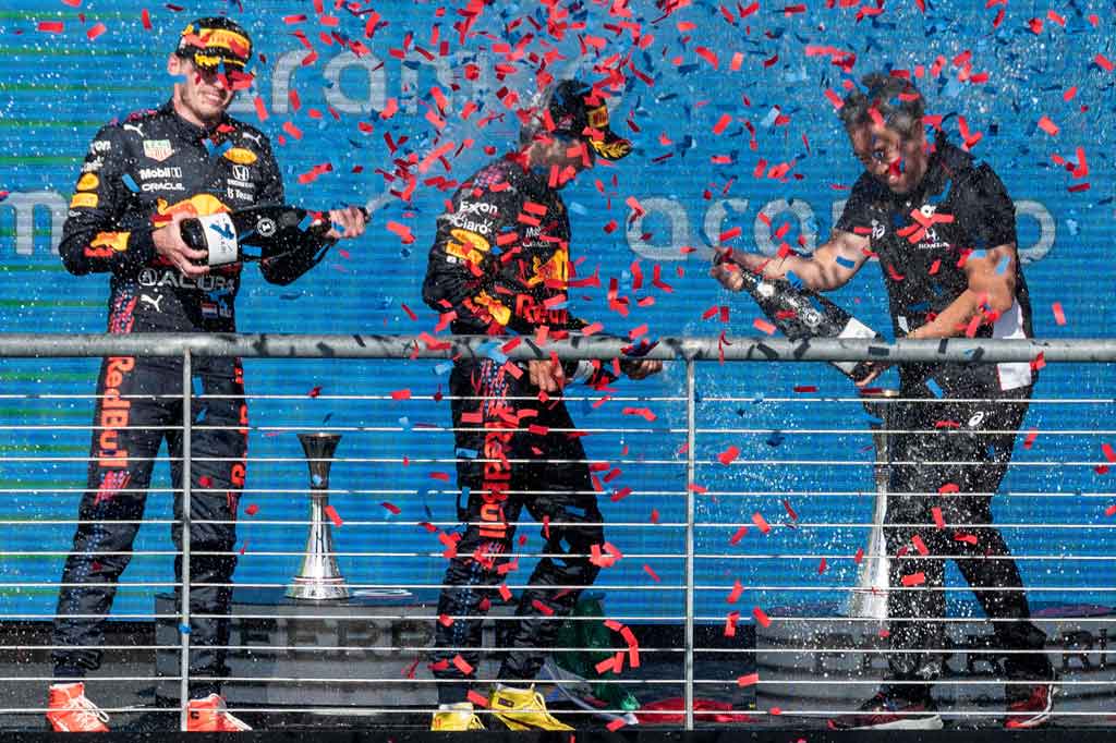 Dengan hasil tersebut Verstappen kukuh di puncak klasemen dengan 287,5 poin, unggul 12 poin atas Hamilton yang berada di peringkat kedua.