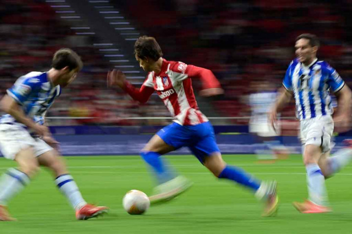 Delapan menit berselang, Atletico mencoba menyamakan kedudukan melalui sepakan keras Joao Felix, namun sayang bola masih melebar. Skor 1-0 bertahan hingga turun minum.