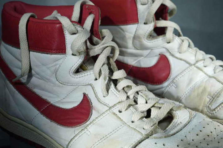 Sepasang sepatu kets yang dikenakan oleh superstar bola basket NBA Michael Jordan di awal karirnya terjual hampir USD1,5 juta pada hari Minggu, 24 Oktober 2021 waktu setempat. Ini merupakan rekor di lelang untuk sepatu yang dikenakan dalam permainan, kata rumah lelang Sotheby's.