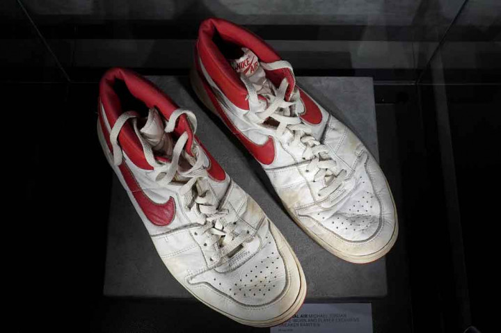 The Air Ships yang menjadi cikal bakal Air Jordan dirancang oleh Peter Moore. Jordan memakai model Air Ships pada 1984 dan 1985, serta versi modifikasi pada 1986.
