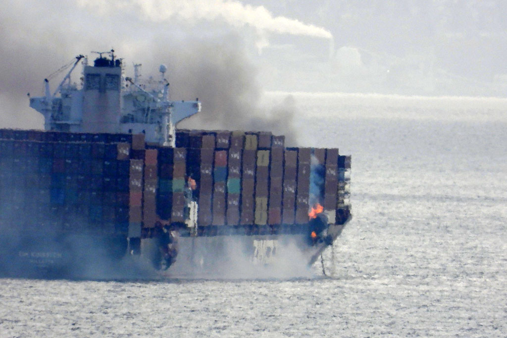 Kebakaran terjadi di peti kemas kapal kargo yang membawa bahan kimia pertambangan dari British Columbia di lepas pantai Pasifik Kanada, Sabtu, 23 Oktober 2021 waktu setempat. Kontainer yang terbakar mengeluarkan gas beracun.