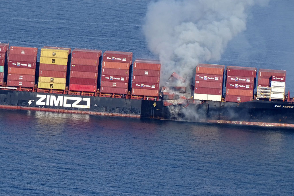 Badan penjaga pantai Kanada mengatakan ada sepuluh peti kemas terbakar dan menambahkan bahwa api terus menyebar namun kapal itu sendiri tidak terbakar.