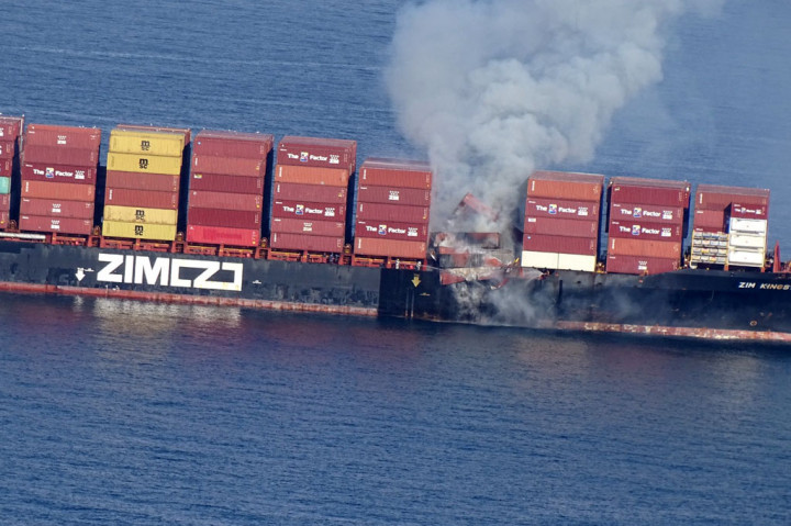 Badan penjaga pantai Kanada mengatakan ada sepuluh peti kemas terbakar dan menambahkan bahwa api terus menyebar namun kapal itu sendiri tidak terbakar.