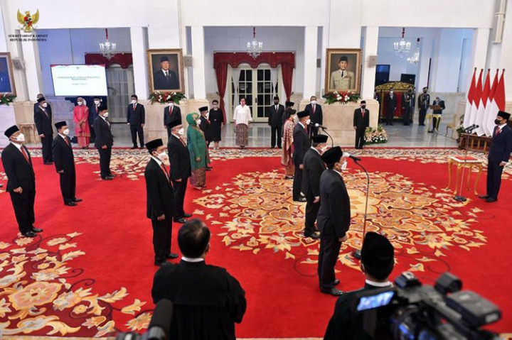 Presiden Joko Widodo melantik 17 Duta Besar Luar Biasa dan Berkuasa Penuh Republik Indonesia untuk negara sahabat di Istana Negara, Jakarta, Senin, 25 Oktober 2021.