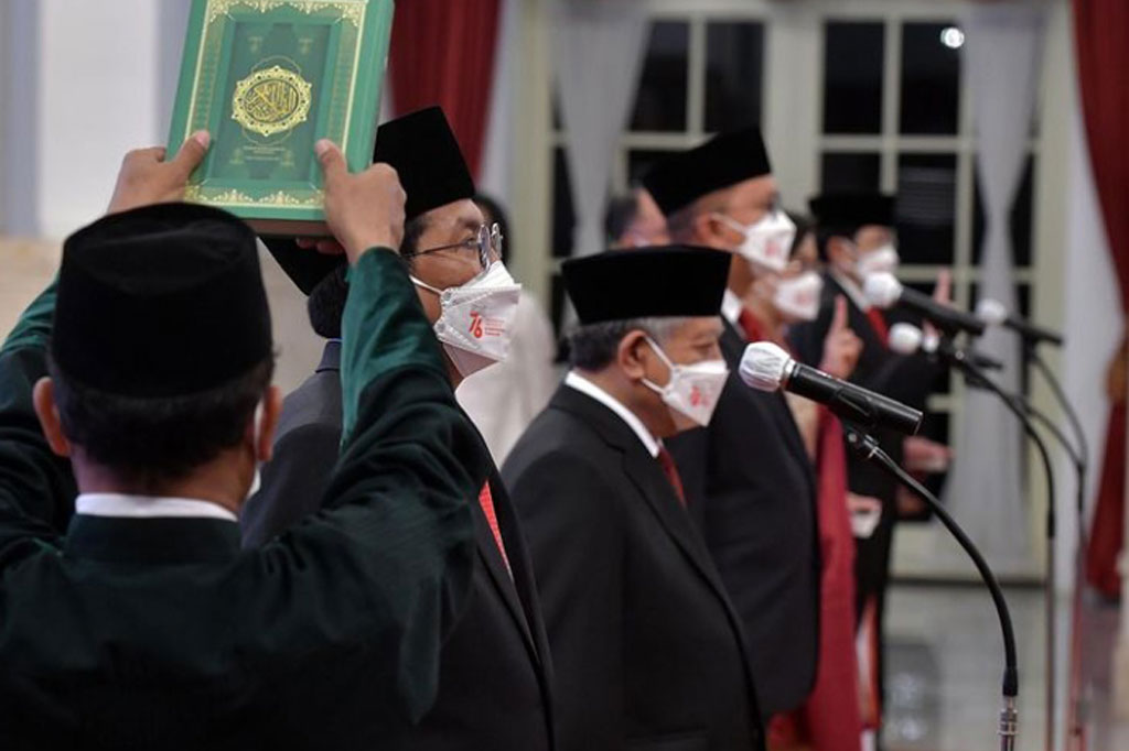 Mereka bersumpah menjalankan segala peraturan perundang-undangan dengan selurus-lurusnya. Hal itu demi darmabakti kepada bangsa dan negara. 