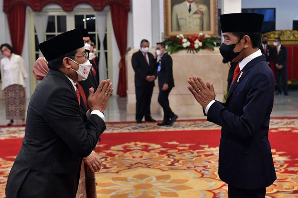 Di antara tokoh yang dilantik yakni Staf Khusus Presiden Bidang Komunikasi Fadjroel Rachman dan mantan Ketua Umum Kamar Dagang Indonesia (KADIN) Rosan Roeslani.
