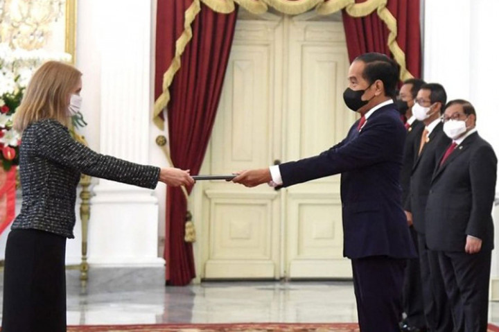 Prosesi acara penyerahan surat kepercayaan dimulai dengan diperdengarkannya lagu kebangsaan masing-masing negara sahabat setelah duta besarnya tiba di Istana Merdeka.