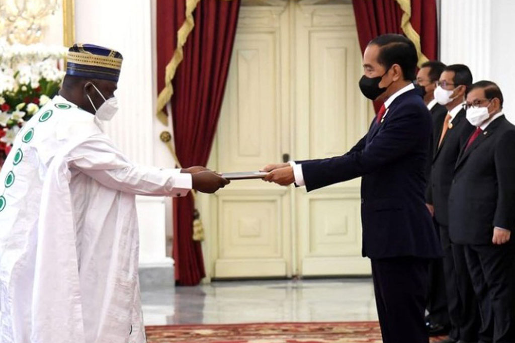 Sejumlah protokol kesehatan dijalankan dalam prosesi penyerahan surat kepercayaan tersebut seperti tetap menjaga jarak dan mengenakan masker.