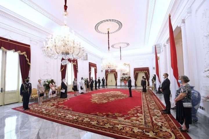 Setelah selesai menyerahkan surat kepercayaan kepada Presiden Joko Widodo, para duta besar beserta pendamping masing-masing berpamitan. Lagu Kebangsaan Indonesia Raya turut diperdengarkan pada kesempatan tersebut.