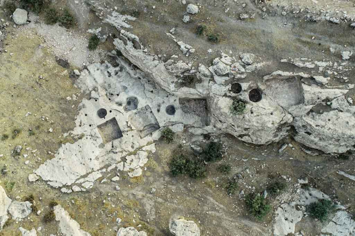 Para arkeolog di Irak, Minggu, 24 Oktober 2021 waktu setempat, mengungkapkan penemuan mereka tentang pabrik anggur skala besar dari zaman pemerintahan raja-raja Asyur, 2.700 tahun yang lalu. Ditemukan juga relief berupa pahatan batu monumental yang menakjubkan.