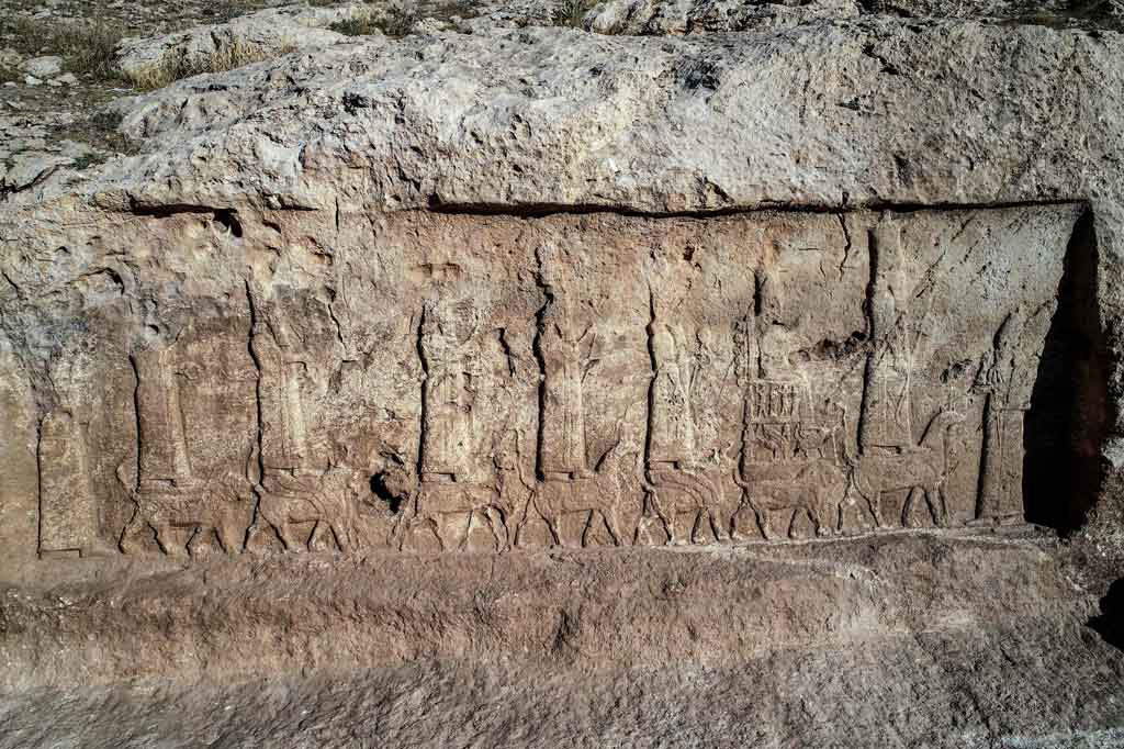 Tim gabungan arkeolog dari Departemen Purbakala di Dohuk dan rekan-rekannya dari Italia mengatakan, relief batu, yang menunjukkan raja berdoa kepada para dewa, terpampang di dinding saluran irigasi sepanjang hampir sembilan kilometer (5,5 mil) di Faida di Irak utara.
