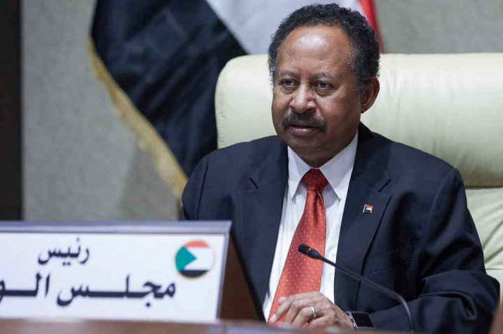 Sumber-sumber di kalangan keluarga mengatakan bahwa satu pasukan militer juga menyerbu kediaman penasihat media PM Hamdok. Sang penasihat media kemudian ditahan oleh pasukan tersebut. 