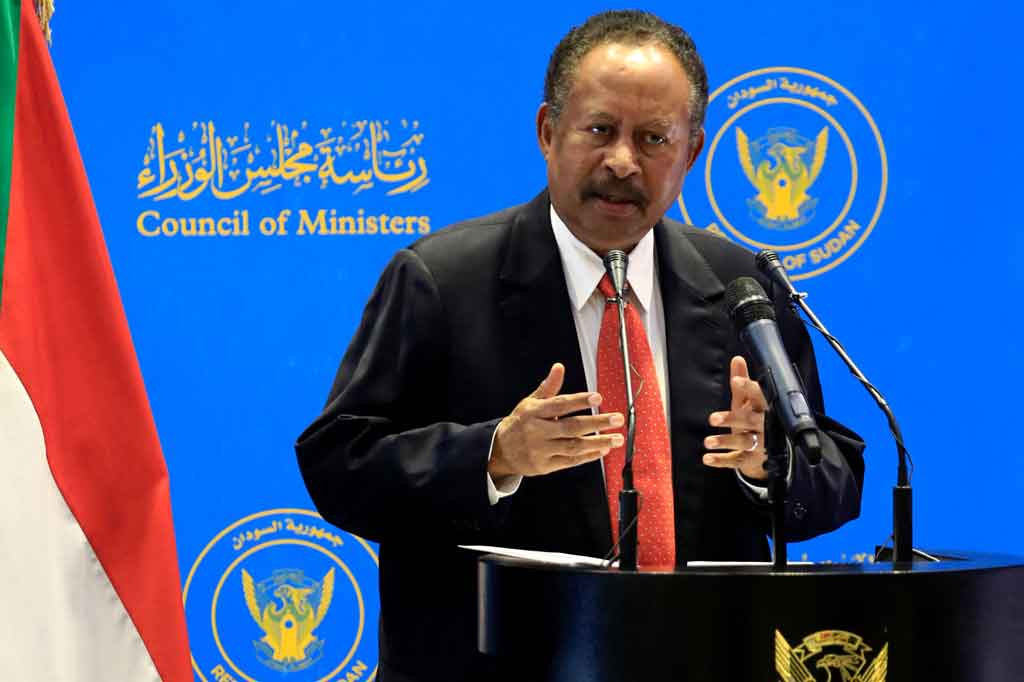 Layanan internet terputus di seluruh negeri dan jalan utama serta jembatan yang menghubungkan dengan ibu Kota Khartoum ditutup.