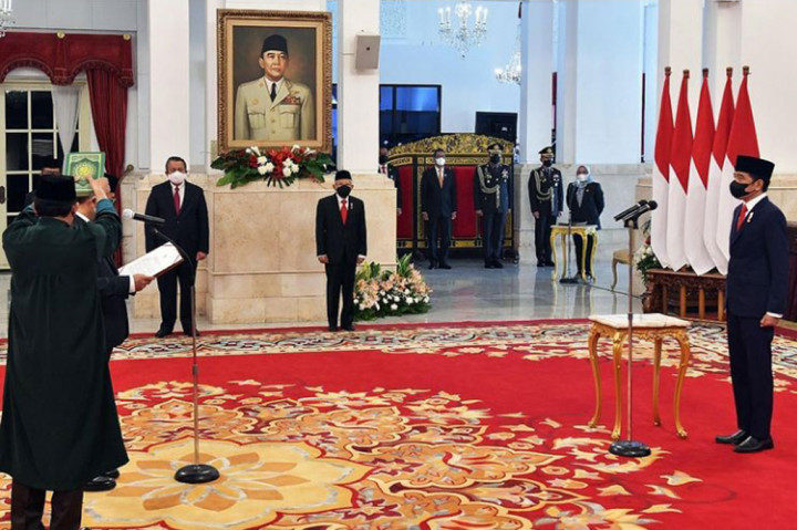 Presiden Joko Widodo menyaksikan pengucapan sumpah Ivan Yustiavandana sebagai Kepala Pusat Pelaporan dan Analisis Transaksi Keuangan (PPATK) Masa Jabatan 2021-2026, di Istana Negara Jakarta, Senin, 25 Oktober 2021.