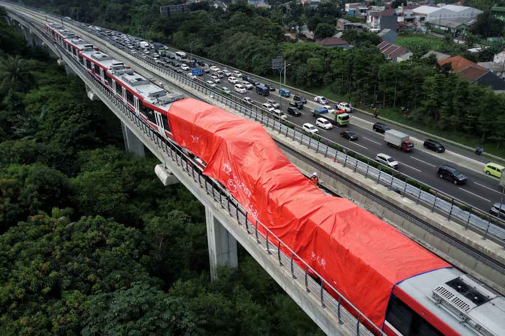 Foto udara kereta Lintas Rel Terpadu (LRT) yang mengalami kecelakaan di Ruas Cibubur-Ciracas, Jakarta Timur, Senin, 25 Oktober 2021. Dua Kereta LRT Jabodebek yang masih dalam tahap uji coba bertabrakan di jalur layang ruas Munjul sekitar pukul 12.45 WIB.