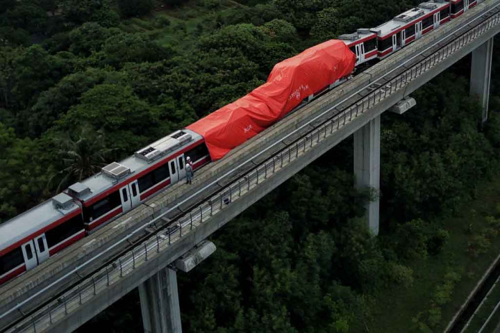 Hingga Senin petang petugas belum mengevakuasi badan kereta LRT Jabodebek tersebut. Rangkaian badan LRT tersebut dalam posisi menimpa rangkaian yang lainnya. Sebuah terpal berwarna oranye membentang menutupi rangkaian LRT yang terlibat kecelakaan tersebut.