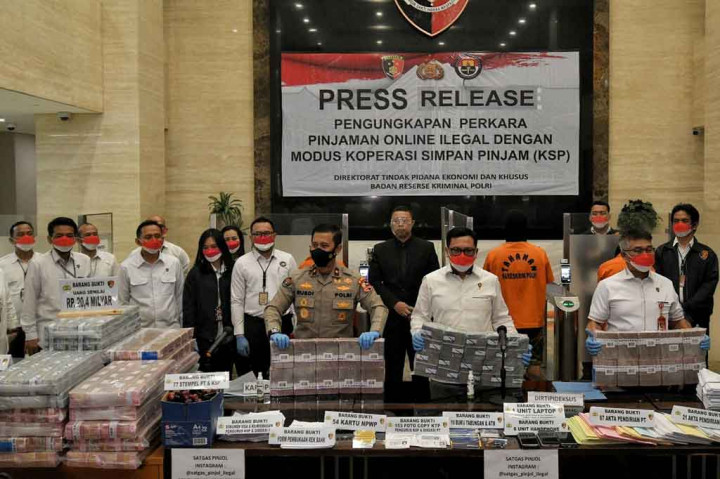 Direktur Tipideksus Polri Brigjen Helmy Santika (tengah) didampingi Karo Penmas Divisi Humas Polri Brigjen Rusdi Hartono (kiri) menunjukkan barang bukti kasus pinjaman online ilegal di Bareskrim Mabes Polri, Jakarta, Senin, 25 Oktober 2021.