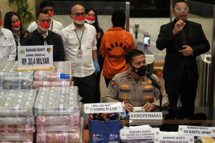 Polisi juga menangkap JS, pelaku berkewarganegaraan asing yang berperan sebagai pemodal dan fasilitator untuk membiayai pinjaman online tersebut, serta mengamankan dua tersangka berinisial DN, dan SR yang memiliki peran berbeda di Koperasi Simpan Pinjam (KSP) Solusi Andalan Bersama.
