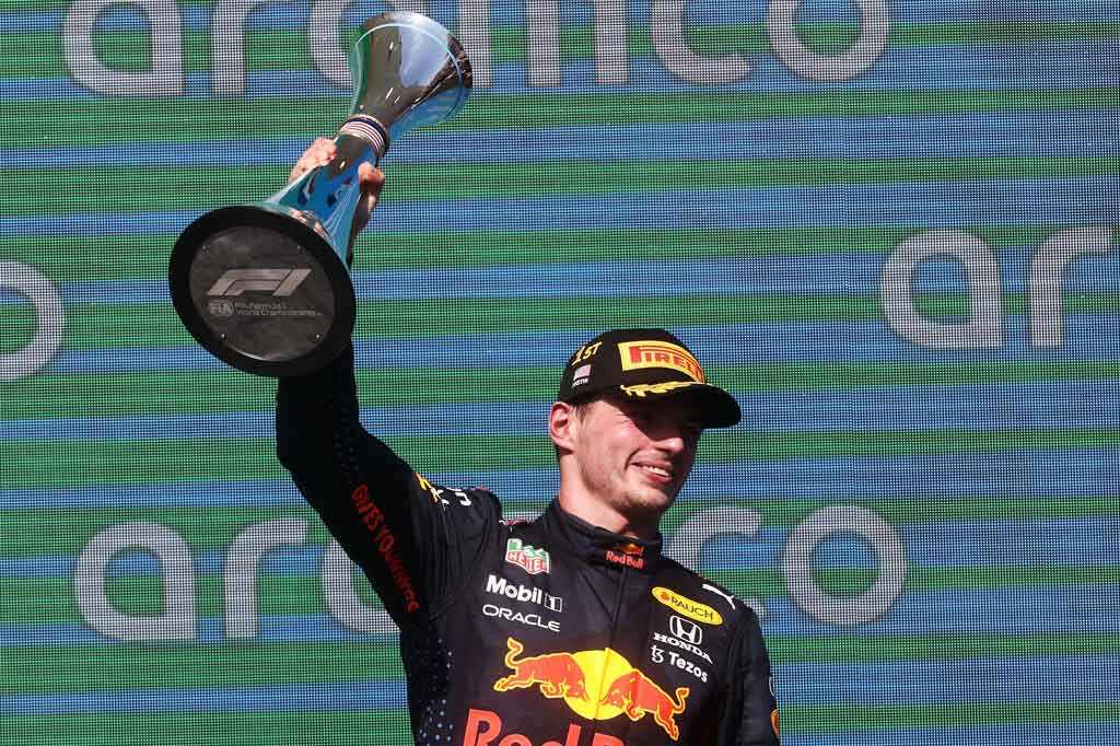 Max Verstappen memenangi Formula 1 Grand Prix Amerika Serikat 2021 setelah menahan gempuran sepanjang lintasan dari rival terdekatnya, di Circuit of the Americas (COTA), Senin, 25 Oktober 2021 dini hari WIB. Hasil itu merupakan kemenangan kedelapan bagi pembalap Belanda tersebut musim ini.