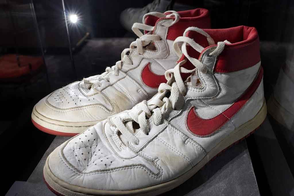 Sepasang sepatu kets yang dikenakan oleh superstar bola basket NBA Michael Jordan di awal karirnya terjual hampir USD1,5 juta pada hari Minggu, 24 Oktober 2021 waktu setempat. Ini merupakan rekor di lelang untuk sepatu yang dikenakan dalam permainan, kata rumah lelang Sotheby's.