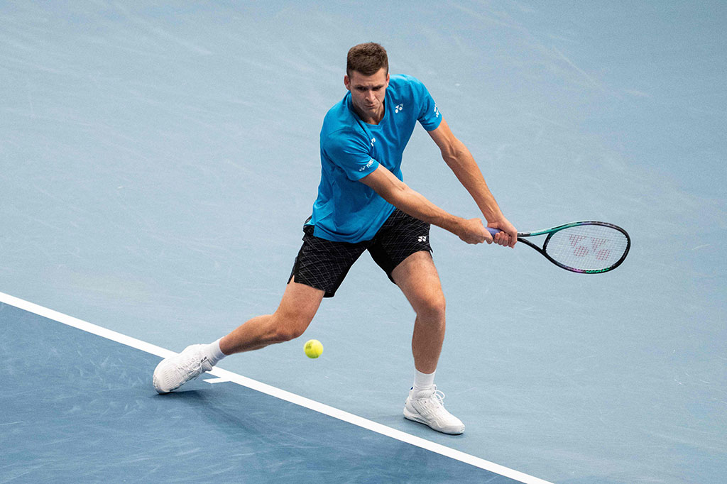 Murray yang kalah dua kali dari semifinalis Wimbledon Hurkacz tahun ini, akhirnya berhasil mematahkan kekalahannya meskipun menyia-nyiakan satu match point pada tie-break set kedua.