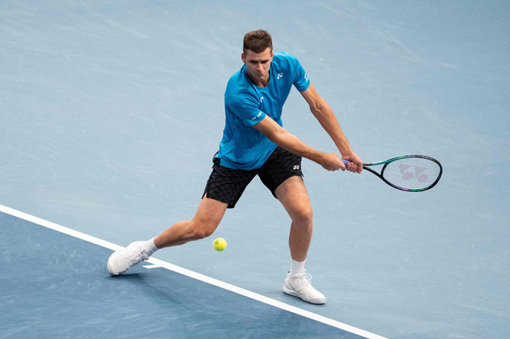 Murray yang kalah dua kali dari semifinalis Wimbledon Hurkacz tahun ini, akhirnya berhasil mematahkan kekalahannya meskipun menyia-nyiakan satu match point pada tie-break set kedua.
