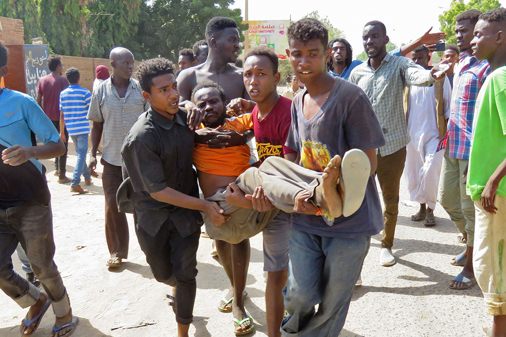 Bentrokan meletus setelah pemimpin kudeta, Jenderal Abddel Fattah al-Burhan, membubarkan Dewan Berdaulat, yang anggotanya berasal dari kalangan militer dan sipil.