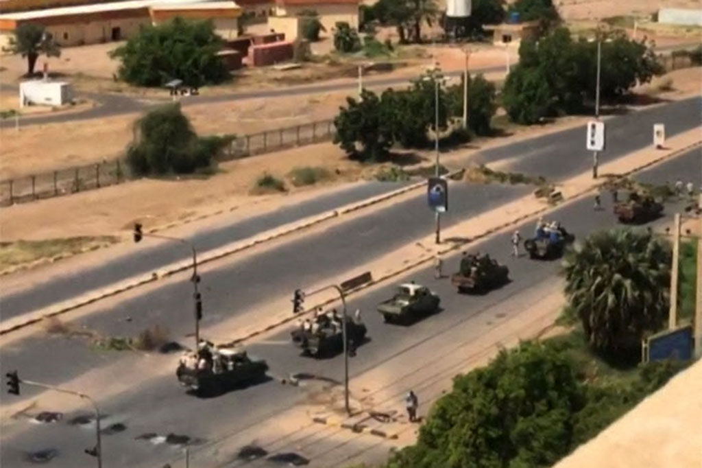 Kementerian Informasi mengatakan bahwa tentara telah menembakkan peluru tajam ke arah pengunjuk rasa yang menolak kudeta di luar maskas tentara.