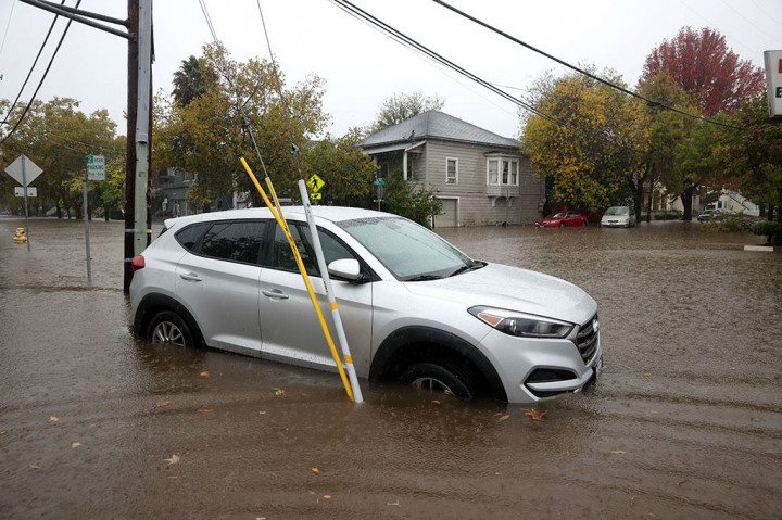Sebuah 'bom siklon' yang membawa banjir dan tanah longsor melanda California, Amerika Serikat, Minggu, 24 Oktobe3 2021. Bencana alam tersebut menumbangkan tiang-tiang listrik dan pepohonan serta mengakibatkan dua orang meninggal dunia.