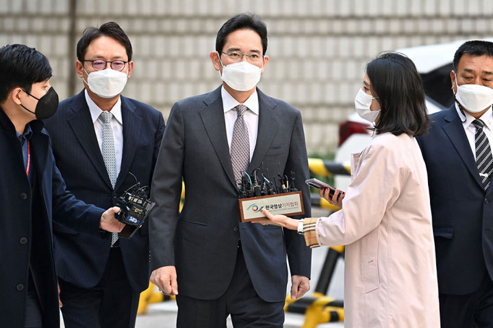 Lee - wakil kepala pembuat smartphone terbesar di dunia Samsung Electronics dan menurut Forbes orang terkaya ke-238 di dunia - didenda 70 juta won (USD60.000, sekitar Rp850 juta) oleh Pengadilan Distrik Pusat Seoul.