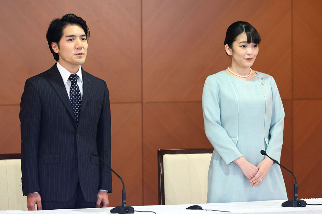 Putri Mako -- putri sulung Pangeran Akishino dan Putri Kiko -- bersama suaminya Kei Komuro, berpose saat konferensi pers untuk mengumumkan bahwa mereka telah menikah, di Grand Arc Hotel di Tokyo pada Selasa, 26 Oktober 2021.