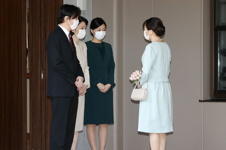 Putri Mako berpamitan dengan ayahnya Pangeran Akishino (kiri), ibu Putri Kiko (kedua dari kiri) dan saudara perempuan Putri Kako (ke-3 dari kiri) sebelum meninggalkan rumahnya untuk melangsungkan pernikahan di Akasaka Estate, Tokyo pada Selasa, 26 Oktober 2021. 