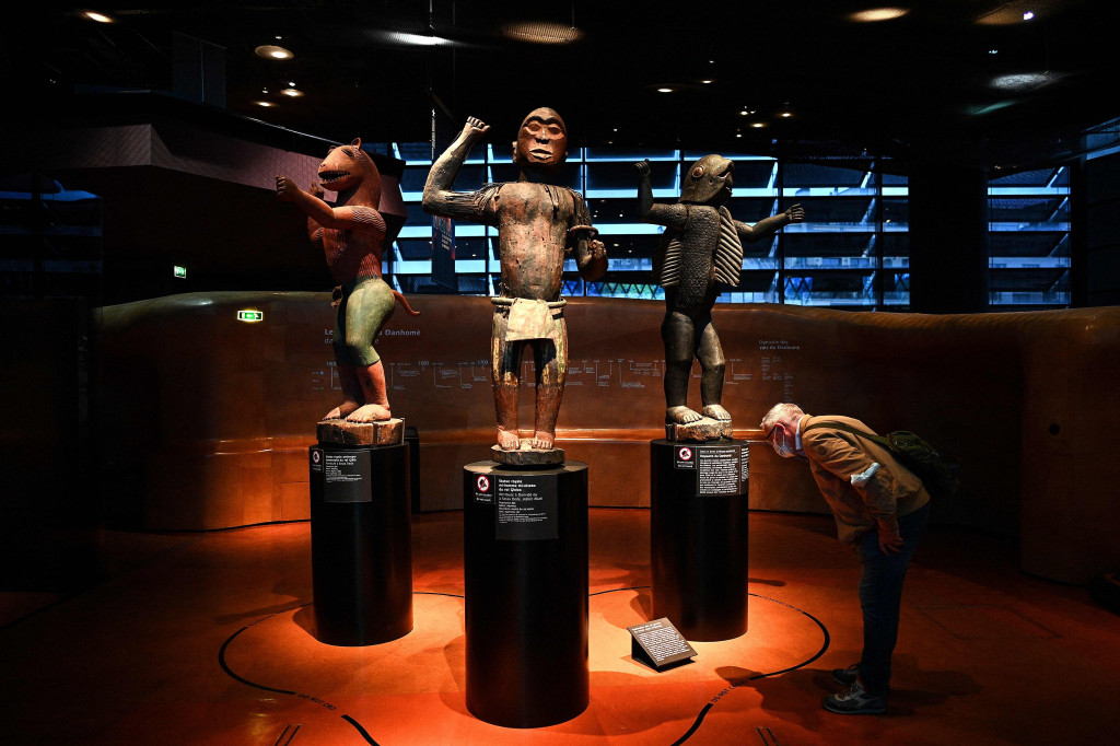 Patung kerajaan setengah manusia setengah hewan abad ke-19 di Benin, terlihat di museum Quai Branly-Jacques Chirac, Paris.