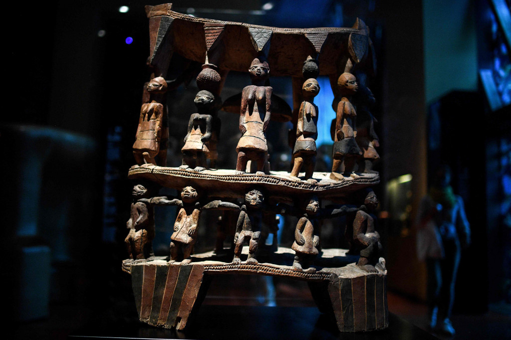 Dalam keputusan dengan konsekuensi potensial di museum Eropa, Prancis menampilkan 26 artefak era kolonial yang dijarah untuk terakhir kalinya sebelum mengembalikannya ke Benin.