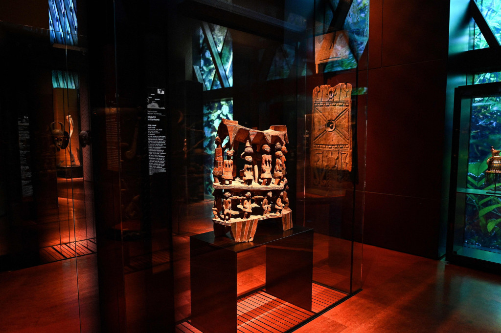 Patung kayu antropomorfik, singgasana kerajaan, dan altar suci dicuri oleh tentara Prancis pada abad ke-19 dari Afrika Barat. 