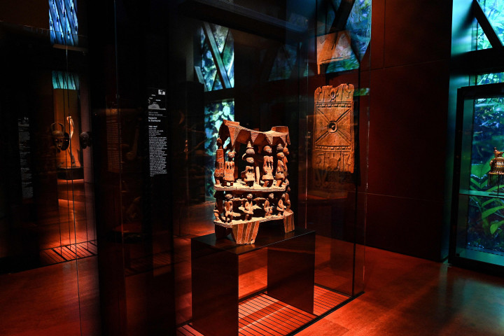 Patung kayu antropomorfik, singgasana kerajaan, dan altar suci dicuri oleh tentara Prancis pada abad ke-19 dari Afrika Barat. 