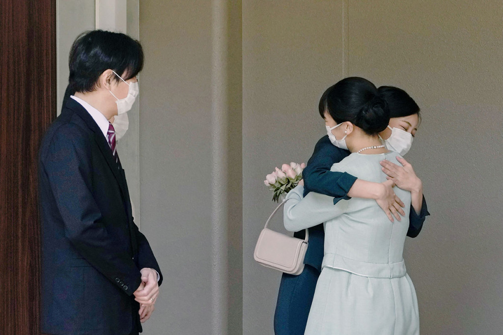 Putri Mako memeluk saudara perempuanya Putri Kako sebelum meninggalkan rumahnya di Istana Akasaka, Tokyo, Selasa, 26 Oktober 2021.