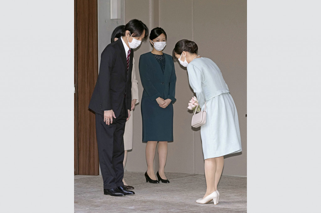 Putri Mako membungkuk di depan orang tuanya Putra Mahkota Akishino, Putri Mahkota Kiko dan saudaranya Putri Kako, sebelum meninggalkan rumahnya di Istana Akasaka, Tokyo, Selasa, 26 Oktober 2021.