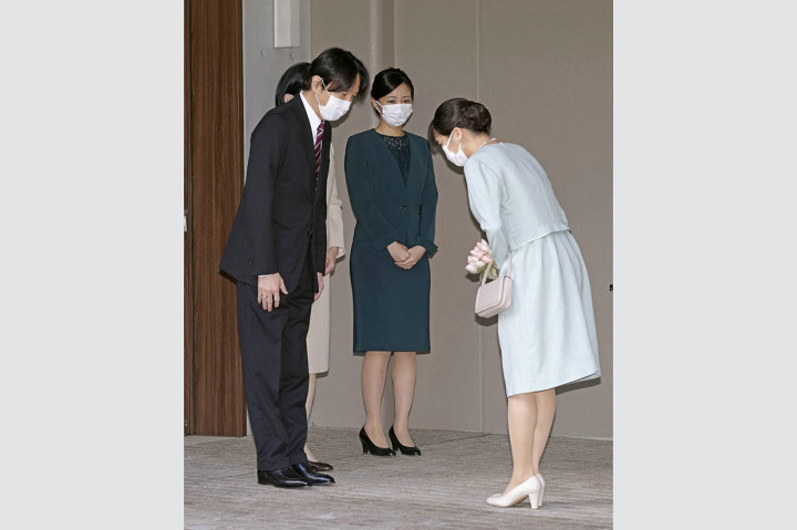 Putri Mako membungkuk di depan orang tuanya Putra Mahkota Akishino, Putri Mahkota Kiko dan saudaranya Putri Kako, sebelum meninggalkan rumahnya di Istana Akasaka, Tokyo, Selasa, 26 Oktober 2021.