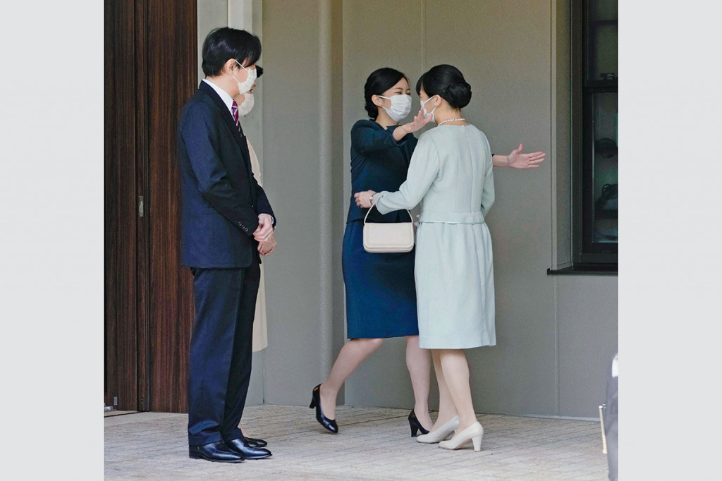 Momen haru pun terasa saat Putri Mako berpamitan kepada orang tua dan saudaranya sebelum meninggalkan rumahnya di Istana Akasaka, Tokyo, Selasa, 26 Oktober 2021.