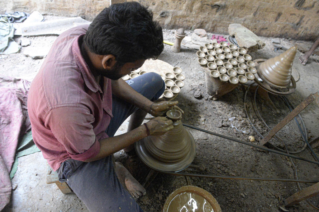 Seorang perajin tembikar membuat diyas atau pot minyak jelang Festival Diwali di pinggiran Hyderabad, India, 26 Oktober 2021.