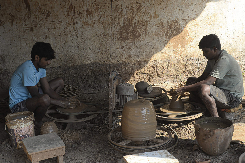Diwali sering juga disebut Dipavali, Deepavali, atau Dipawali, tapi semuanya punya arti sama, yakni festival cahaya. 