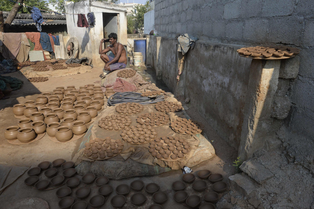 Perayaan ini melambangkan menangnya kebaikan atas keburukan yang dilambangkan dengan cahaya yang berhasil mengalahkan kegelapan. 
