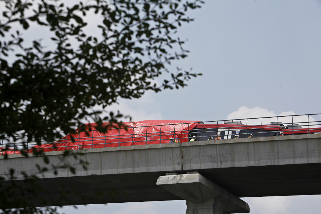Petugas berwenang melakukan penyelidikan pada rangkaian kereta yang mengalami tabrakan antara trainset 20 dan 29 Light Rail Transportation (LRT) Jabotabek di antara stasiun Harjamukti dan Ciracas, Jakarta Timur, Selasa, 26 Oktober 2021. 