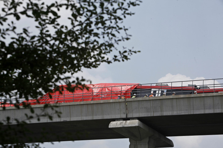 Petugas berwenang melakukan penyelidikan pada rangkaian kereta yang mengalami tabrakan antara trainset 20 dan 29 Light Rail Transportation (LRT) Jabotabek di antara stasiun Harjamukti dan Ciracas, Jakarta Timur, Selasa, 26 Oktober 2021. 