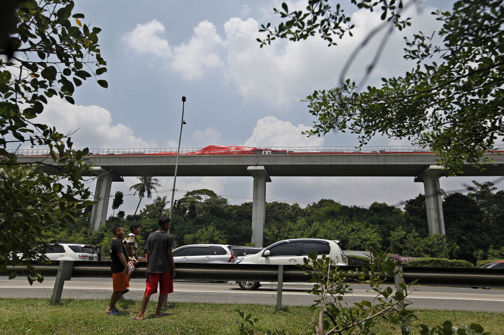 Kecelakaan LRT di Stasiun Cibubur terjadi pada Senin, 25 Oktober 2021. Beberapa bulan sebelumnya, kejadian serupa juga terjadi di negeri jiran Malaysia. Beruntung tak ada korban jiwa dari dua kecelakaan LRT tersebut.