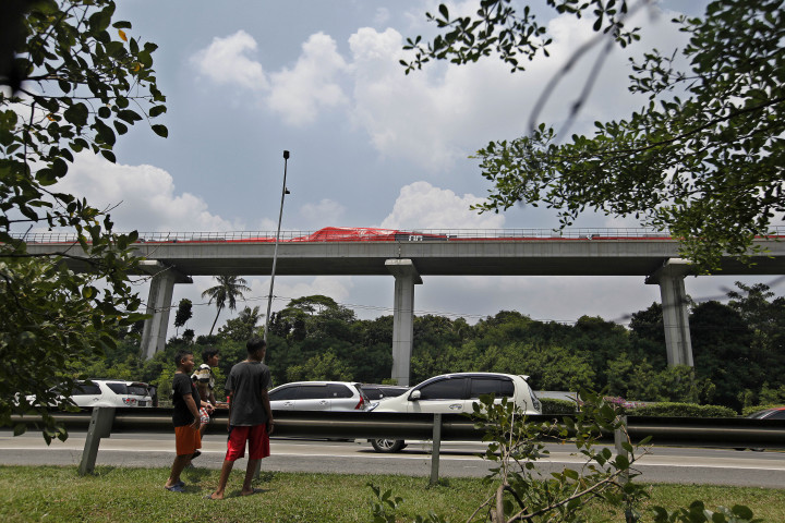 Kecelakaan LRT di Stasiun Cibubur terjadi pada Senin, 25 Oktober 2021. Beberapa bulan sebelumnya, kejadian serupa juga terjadi di negeri jiran Malaysia. Beruntung tak ada korban jiwa dari dua kecelakaan LRT tersebut.