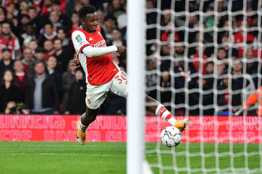 Nketiah lantas menyontek bola di atas kepala Meslier yang keluar dari sarangnya dan si kulit bundar lantas bersarang ke gawang Leeds. Itu menjadi gol ketujuh Nketiah dalam delapan penampilan di Piala Liga.