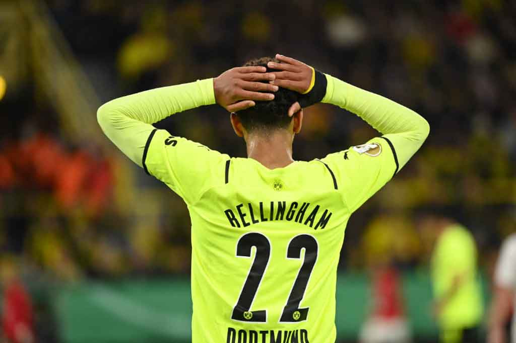 Dortmund tampil dominan atas tim strata kedua itu, namun sejumlah peluang yang mereka ciptakan tak kunjung membuahkan hasil, termasuk sepakan jarak jauh Jude Bellingham yang membentur mistar gawang pada menit ke-27.