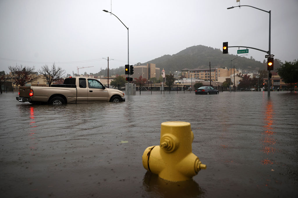 Sebuah 'bom siklon' yang membawa banjir dan tanah longsor melanda California, Amerika Serikat, Minggu, 24 Oktobe3 2021. Bencana alam tersebut menumbangkan tiang-tiang listrik dan pepohonan serta mengakibatkan dua orang meninggal dunia.